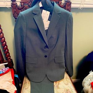 This is a beautiful brand new theory suit Size 0 with tags